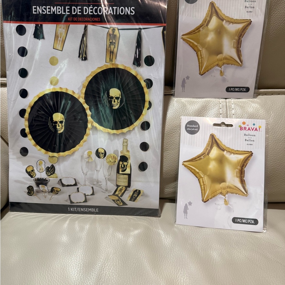 Amscan Gold and Black Skull Party Decoration Set
